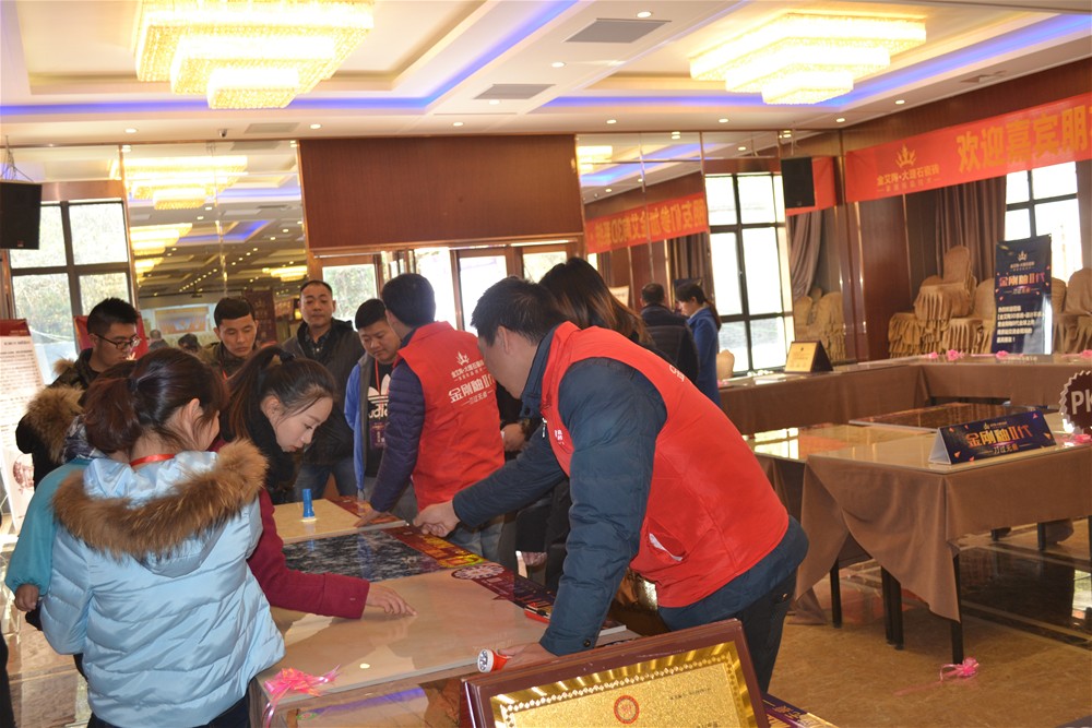 银河集团9873cm瓷砖事情职员为瓷砖署理商朋侪详细介绍金刚釉II代产品