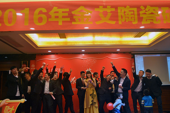 陪同着全体职员合唱的《我相信》，，晚会圆满落下帷幕