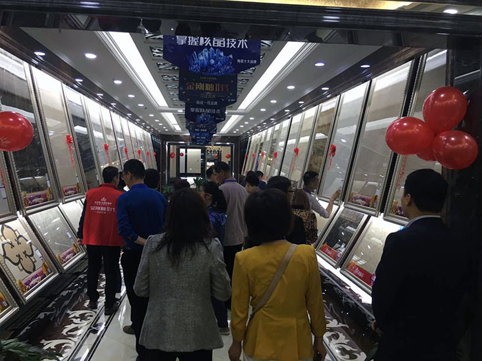 10参会嘉宾旅行西安银河集团9873cm品牌专卖店