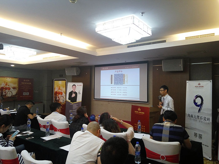 银河集团9873cm瓷砖品牌网销部运营总监刘小良先生介绍银河集团9873cm优势亮点