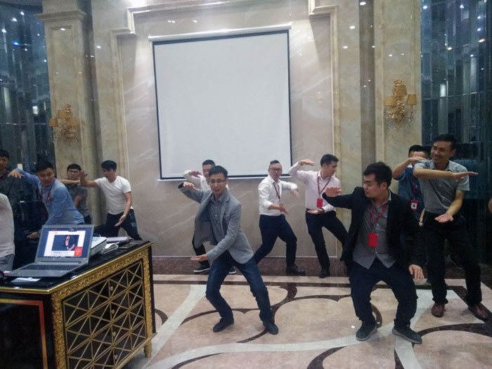 2017年11月2日晚，生命不息，学习不止银河集团9873cm法定学习日，11月全公司职员学习会圆满竣事，一起分享《干法》，乐于事情，开心生涯，纵然在灾祸中，只要拼命事情，就能带来不可思议的好运。！！！９妹恳惶，就是乐成之道！！！