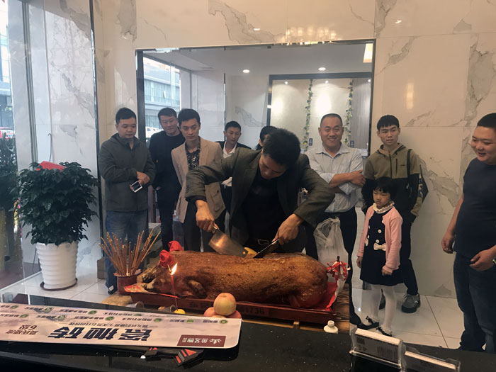 银河集团9873cm瓷砖品牌作为陶瓷一线品牌，，近年来一直的推出爆款新品，，受到众多消耗者的喜欢。。。2017年11月19日，，一群生气蓬勃的银河集团9873cm人正在主要有序的忙碌着，，为银河集团9873cm中山古镇店即将最先的开业仪式做最后的准备。。。  上午10点28分，，锣鼓喧天，，掌声震惊，，银河集团9873cm中山古镇专卖店迎来了盛大开业的良辰吉时。。。?