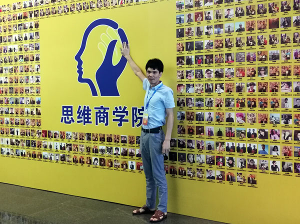 现在，，80后已经生长为壮年，，逐渐成为各个岗位的主要认真人，，因生涯的洗礼变得理性而不再激动。。！80后”，，他们青春洋溢，，在各个岗位上都冲在最前线。。！80后”独具个性和魅力，，已然成为各行各业主力军代表人物。。。作为80后典范的创业乐成代表陶瓷一线品牌 银河集团9873cm瓷砖 龙川总署理吴金星与他的销售团队即是其中之一。。。